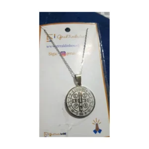 Colar com medalha de São Bento em acabamento prateado