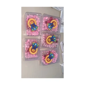 Terço infantil rosa apresentado na caixa