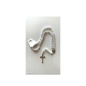 Terço de contas peroladas brancas com Nossa Senhora Aparecida e crucifixo prateado